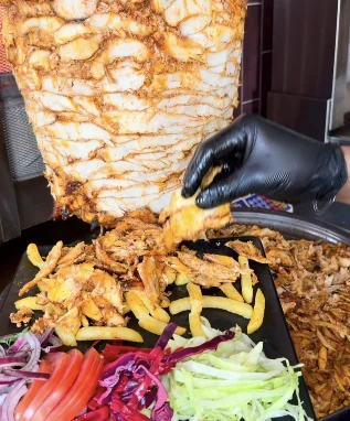 Şişten kesilen tavuk döner, patates ve salata