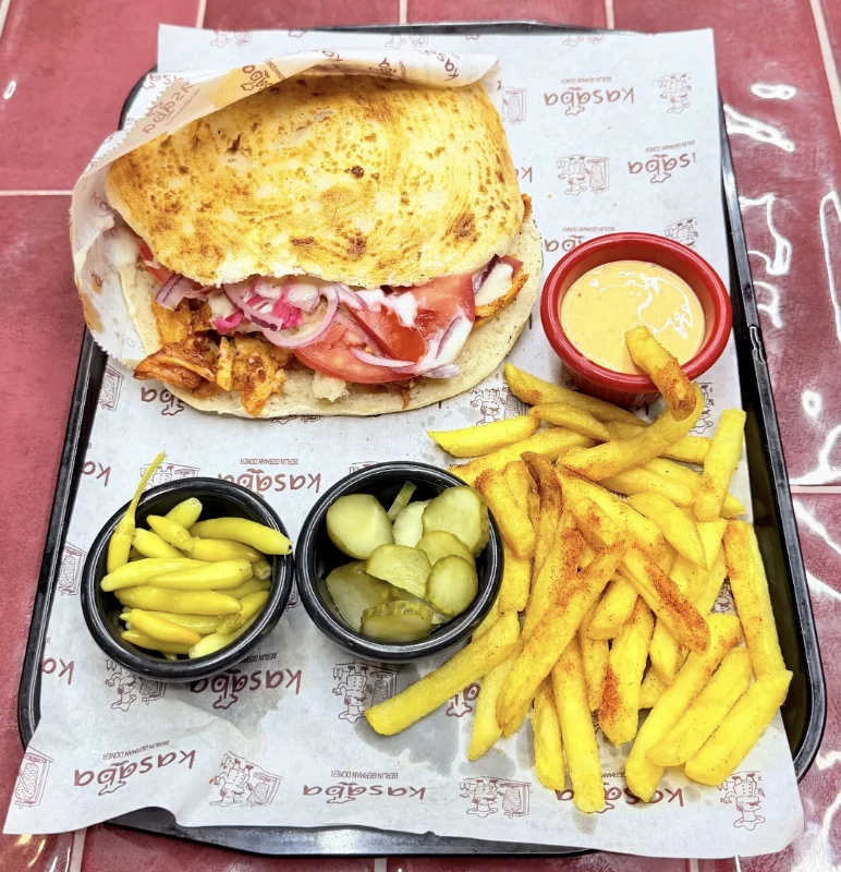 Kasaba'nın tombik menüsü: tombik döner, baharatlı patates, sos, biber ve salatalık turşusu