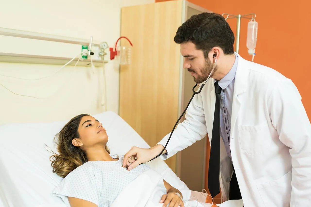 Doktor hastasını steteskopla dinliyor