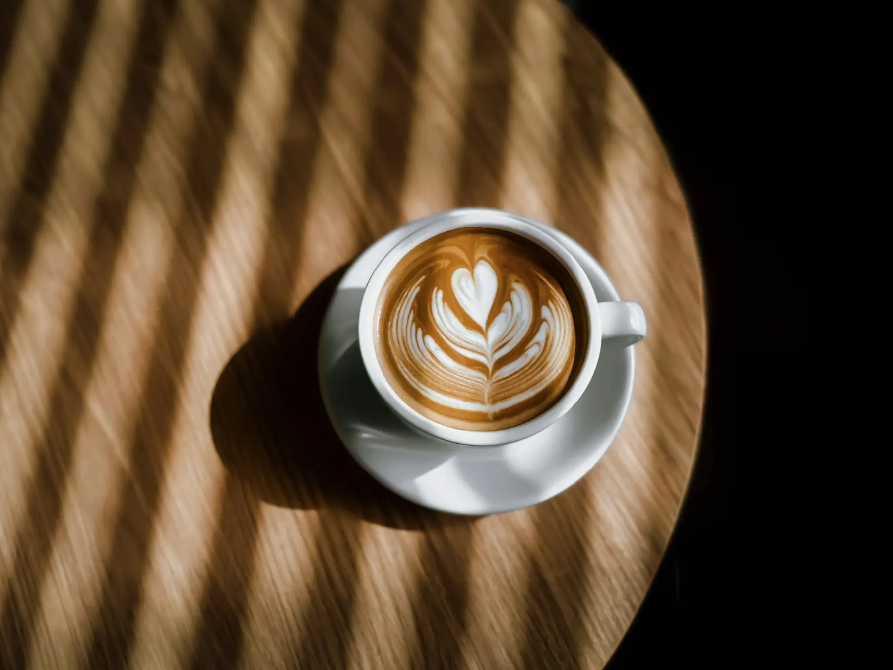 Güneş vuran masada latte