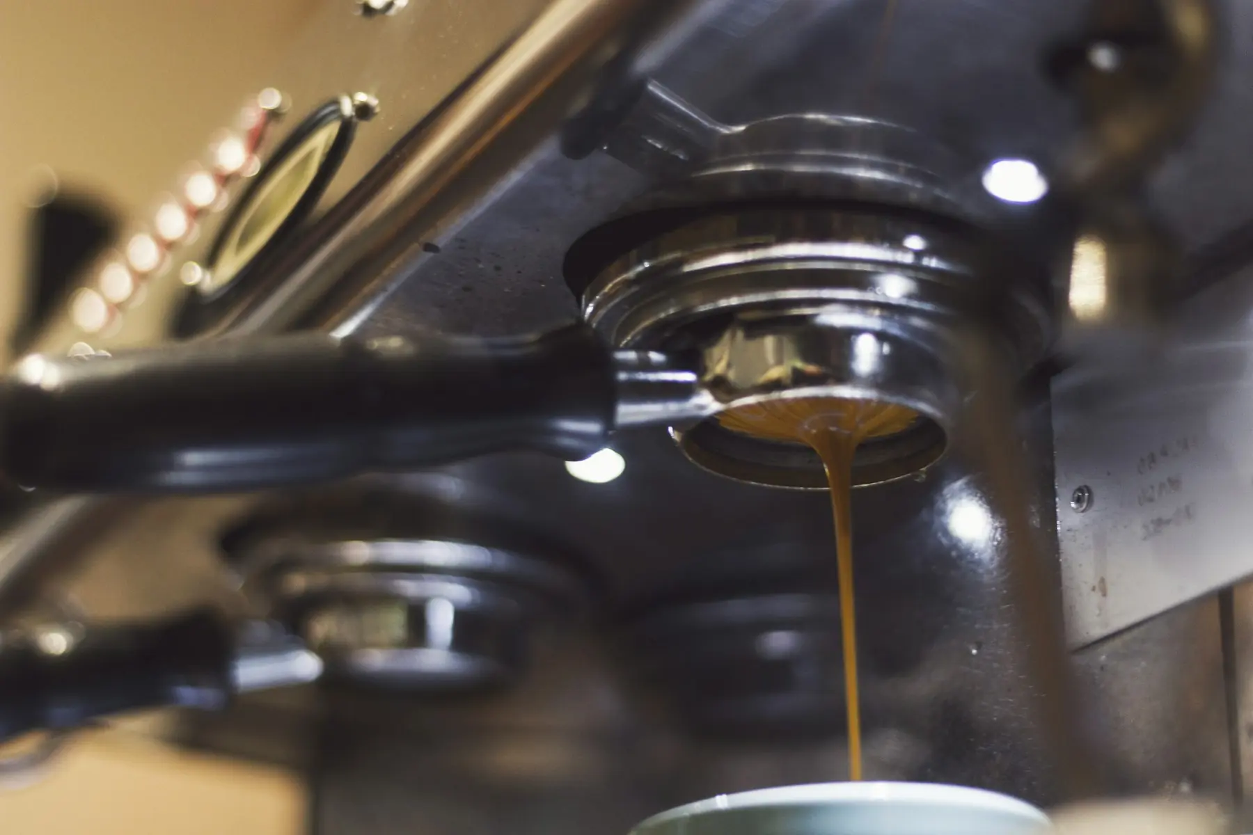 Makineden akan espresso