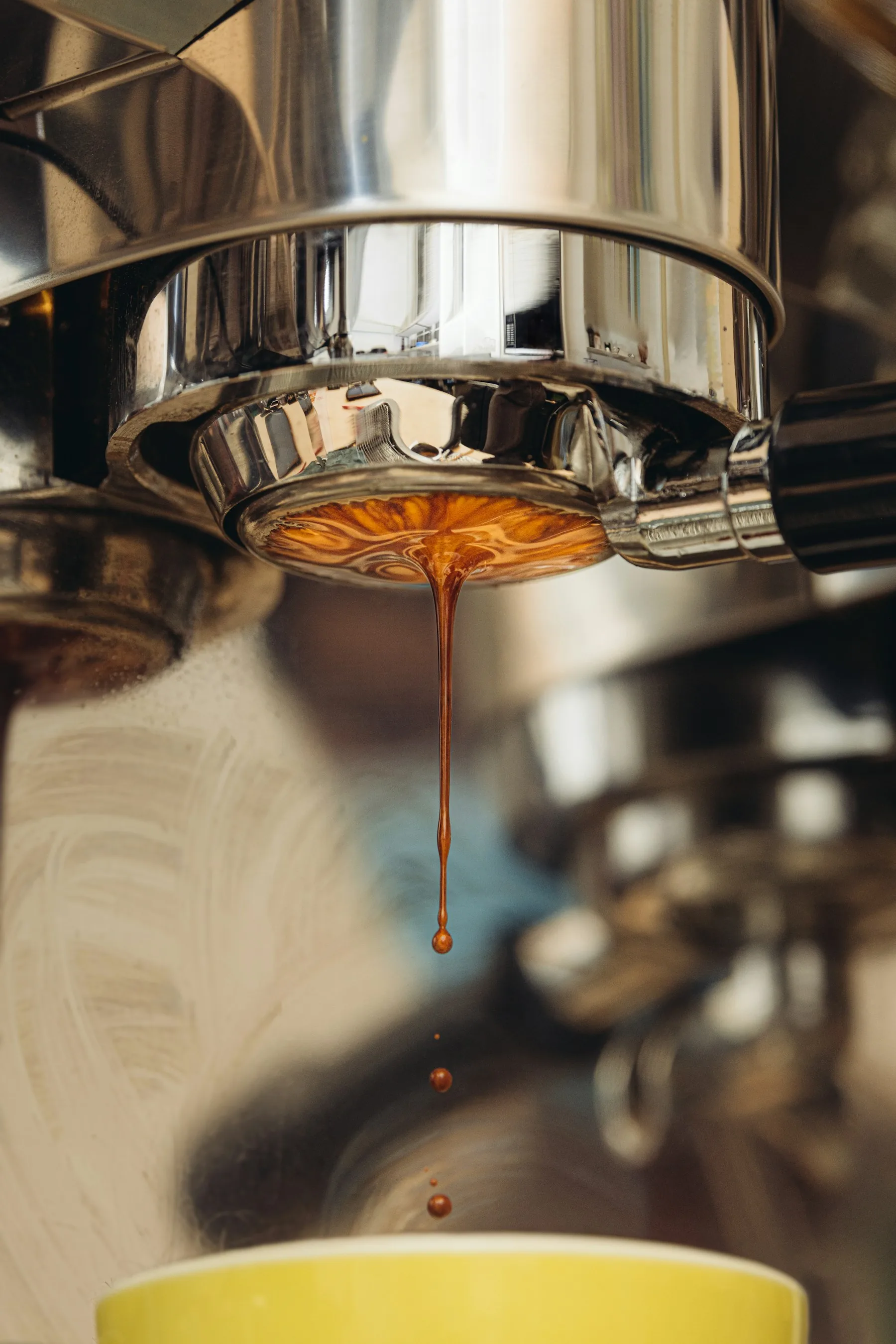 Sarı fincana akan espresso